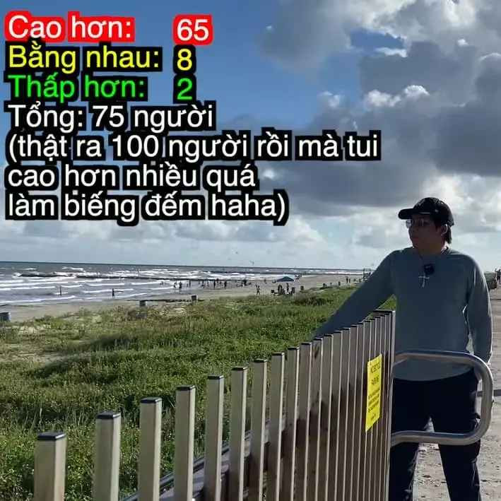 Khoa Pug cho biết, thời điểm này anh chủ yếu tập đi không dụng cụ hỗ trợ. Theo tư vấn của bác sĩ, phải đến cuối tháng 12 năm nay thì nam YouTuber mới có khả năng đi lại bình thường được.