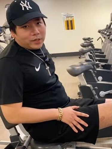 "Mình uống thuốc giảm đau trong thời gian dài, khoảng 6 tháng nên khi chân mình kéo xong rồi mình phải bỏ không được uống nữa. Thế nhưng bỏ không được", Khoa Pug cho hay.