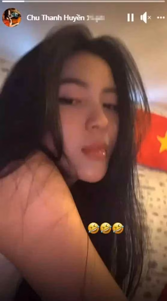 Theo đó, lá cờ Tổ quốc và bức tường gạch chính là một trong những không gian sống của Hải "Con" tại Pháp. Từ đây, dân mạng cho rằng cả 2 đang ở chung phòng.