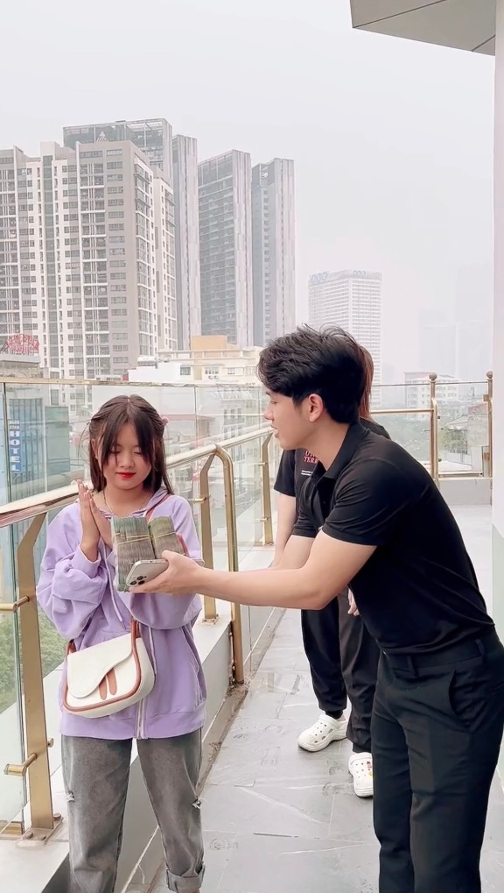 Lần đầu được đưa có khoản tiền lớn, Dua khá run, lo lắng và thậm chí còn không dám cầm trên tay.