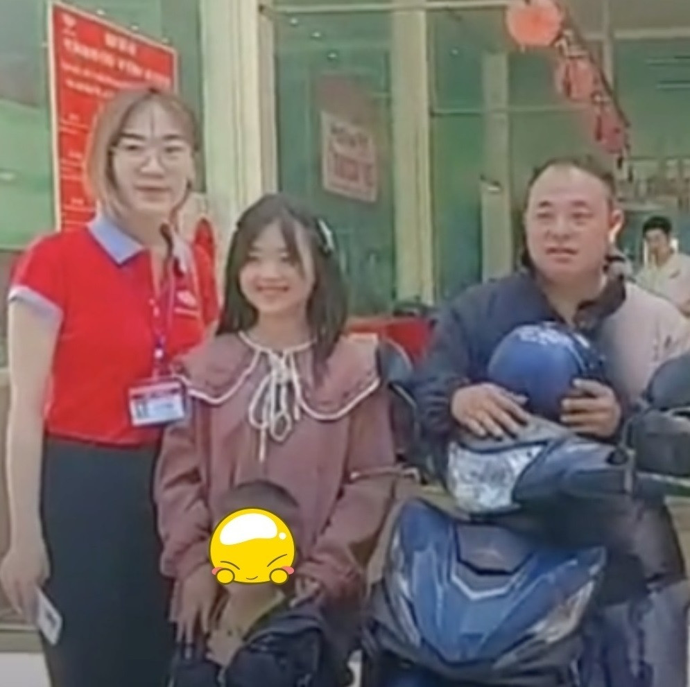 Trước khi có tiền xây nhà mới, Mua Thi Dua cũng đã từng về quê và đưa bố mẹ đi nhiều thứ như điện thoại, xe máy và cả vàng…