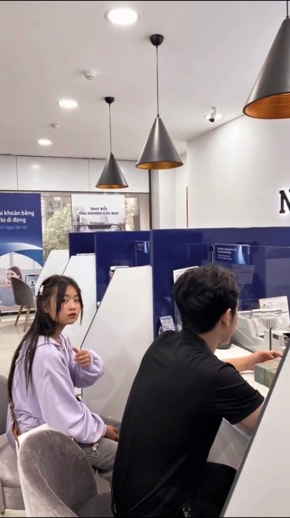 Người giúp đỡ Dua cho biết hiện tại vì điều kiện sức khỏe nên chưa thể hẹn trước khi nào sẽ được cô bé về nhà.