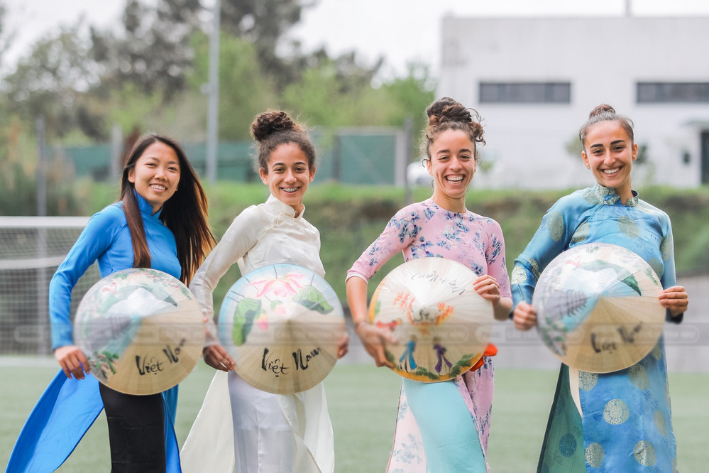 Khi diện vào, những cô gái mạnh mẽ thường ngày bỗng trở nên dịu dàng, đằm thắm hơn bao giờ hết. Tà áo dài giúp phái nữ khoe được chiều cao và vòng eo của mình.