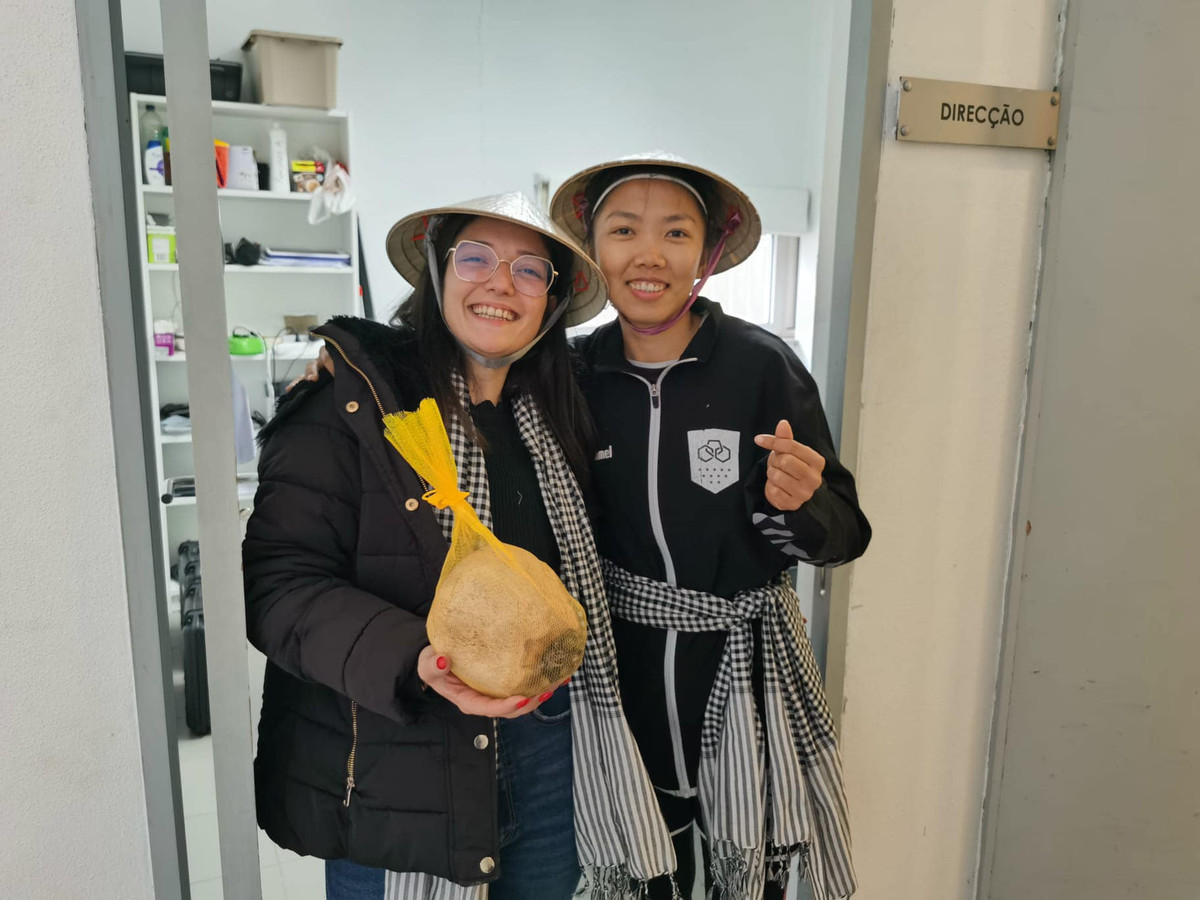 Trước đó, Huỳnh Như còn mang tới Bồ Đào Nha trái dừa do chính mình kinh doanh.