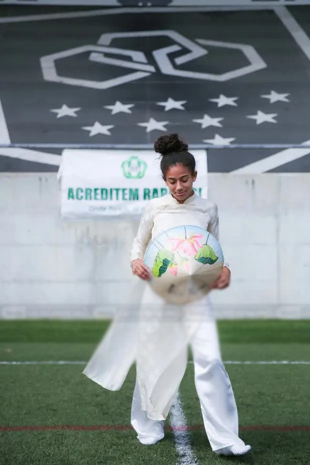 Hình ảnh các đồng đội của Huỳnh Như diện áo dài được cô nàng đăng tải lên mạng xã hội.