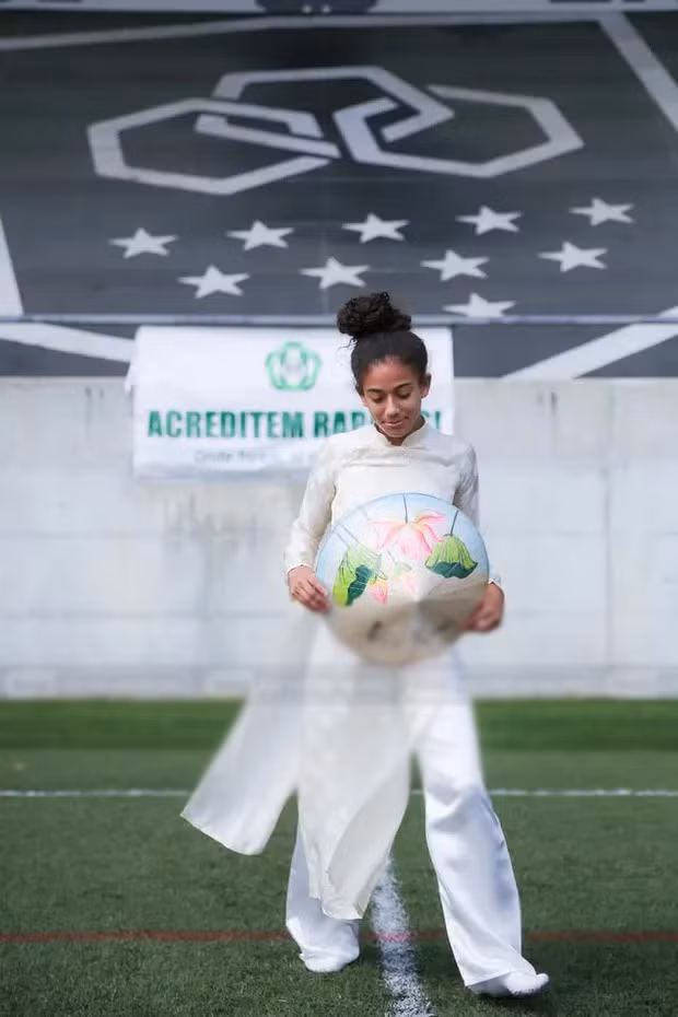 Hình ảnh các đồng đội của Huỳnh Như diện áo dài được cô nàng đăng tải lên mạng xã hội.