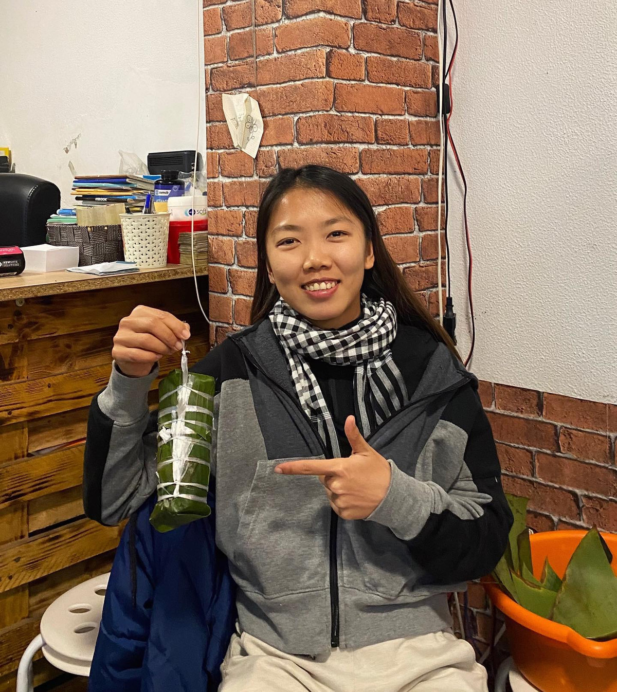 Hay sau Tết Nguyên đán, Huỳnh Như đã cho các đồng đội tại Bồ Đào Nha thưởng thức món bánh tét đặc sản.