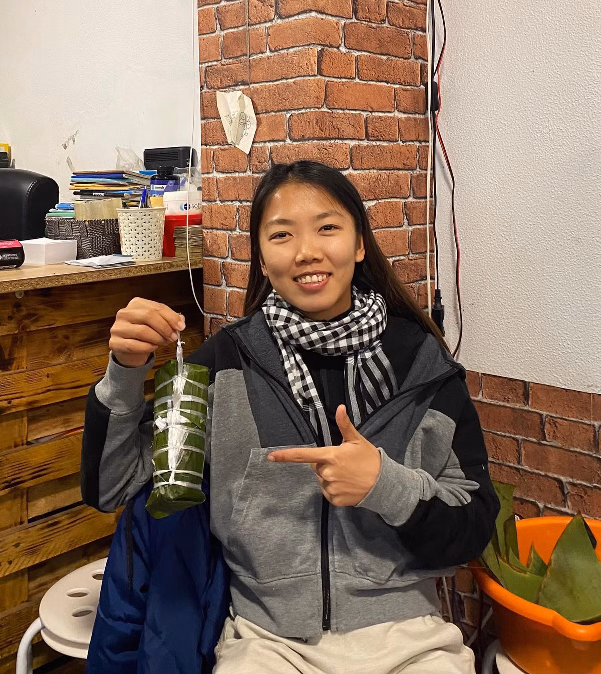 Hay sau Tết Nguyên đán, Huỳnh Như đã cho các đồng đội tại Bồ Đào Nha thưởng thức món bánh tét đặc sản.