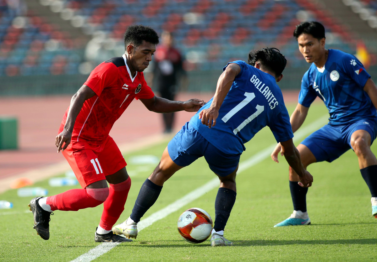 Liên tiếp sau đó là những tình huống hãm thành của U22 Indonesia tuy nhiên bàn thắng vẫn "lảng tránh" đội bóng xứ vạn đảo. Thực tế thì đến phút 34, lưới của U22 Philippines đã rung lên sau cú dứt điểm của Sananta tuy nhiên trọng tài biên xác định số 9 của U22 Indonesia đã rơi vào thế việt vị nên bàn thắng không được công nhận. Thậm chí suýt chút nữa, U22 Indonesia đã phải nhận bàn thua sau tình huống đột phá trung lộ của Salazar ở cuối hiệp 1, may mắn cho đội bóng xứ vạn đảo số 7 của U22 Philippines không thắng được thủ thành Ernando trong pha chạm bóng cuối cùng.