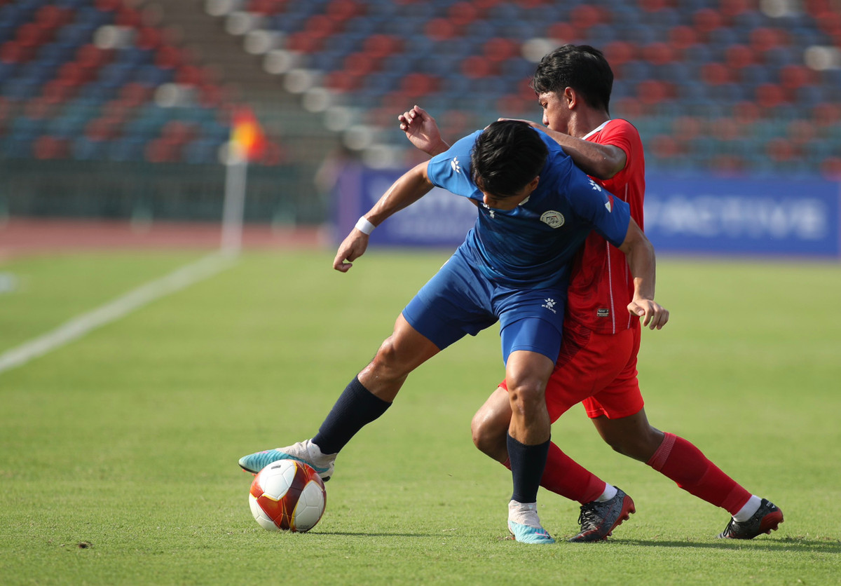 Đứng trước U22 Indonesia tấn công liên tục, các cầu thủ Philippines liên tục phải phạm lỗi trên khắp mặt sân để ngăn cản những tình huống tổ chức tấn công của đội bóng đến từ xứ Vạn đảo.