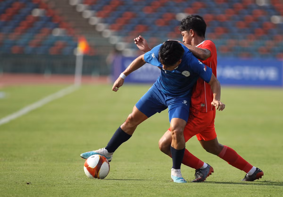 Đứng trước U22 Indonesia tấn công liên tục, các cầu thủ Philippines liên tục phải phạm lỗi trên khắp mặt sân để ngăn cản những tình huống tổ chức tấn công của đội bóng đến từ xứ Vạn đảo.