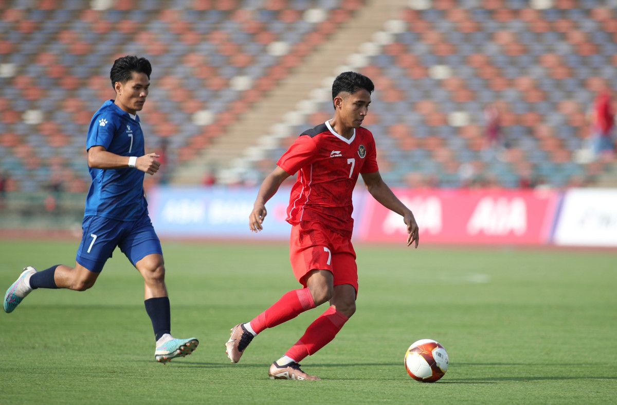 Để "đáp trả" U22 Philippines sử dụng các đường phất bóng dài nhằm giúp tuyến trên có thể uy hiếp khung thành đối thủ song điều này không làm khó được hàng thủ U22 Indonesia. Tuy vậy các CĐV của Indonesia cũng có đôi lần phải lo lắng trong hiệp 1 với các tình huống cố định mà U22 Philippines được hưởng gần vòng cấm khung thành Ernando, tiêu biểu là pha treo bóng từ quả phạt góc ở phút thứ 17 buộc số 20 của U22 Indonesia phải trổ hết tài cản phá.