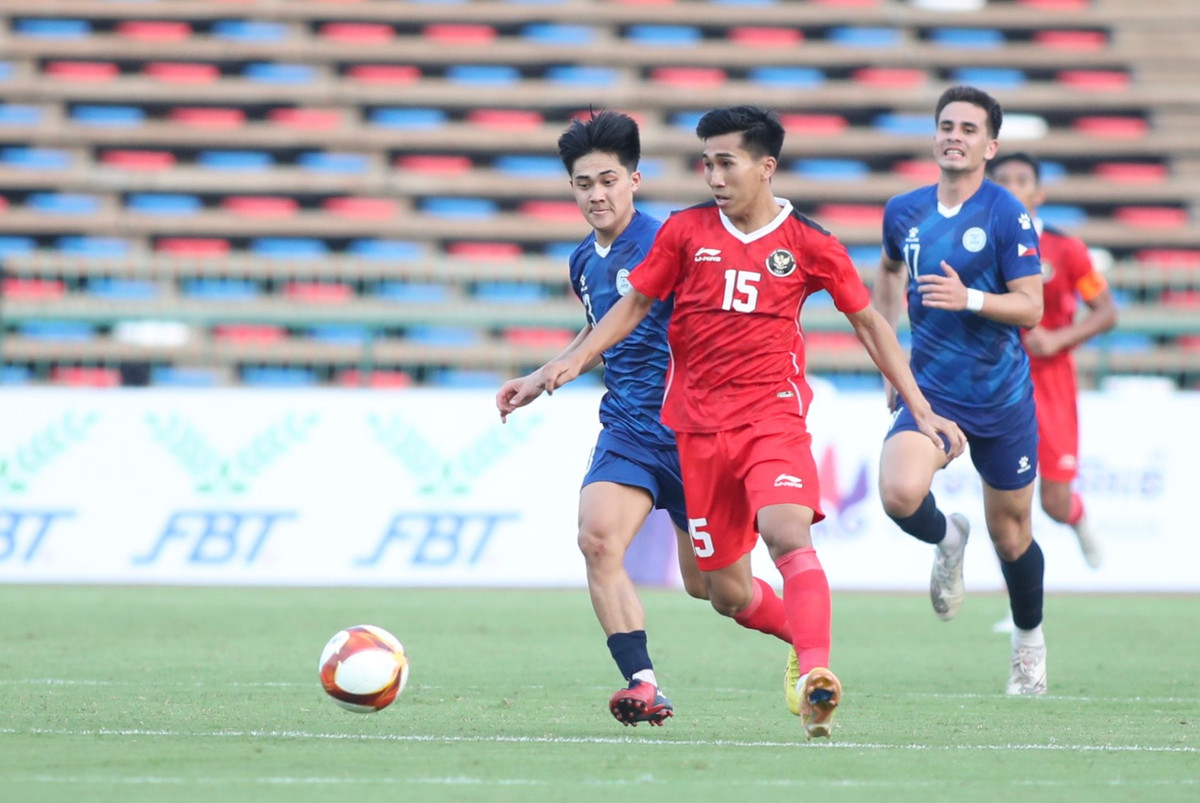 Với chiến thắng nhẹ trước U22 Philippines, U22 Indonesia tạm thời leo lên ngôi đầu bảng A môn bóng đá nam SEA Games. Đoàn quân của HLV Indra Sjafri có bước khởi đầu thuận lợi trong hành trình tại SEA Games 32 lần này dù có lúc gặp những khó khăn nhất định.