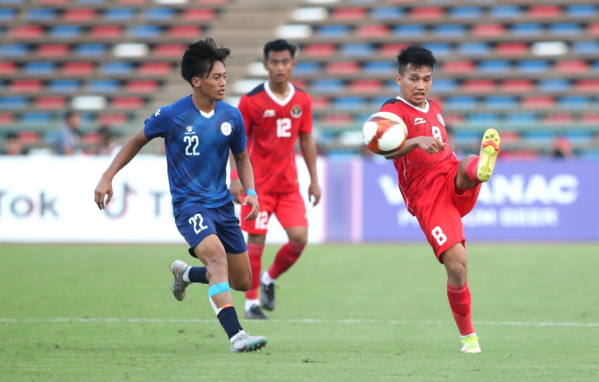 Với "vốn liếng" là bàn mở tỷ số trong hiệp 2, U22 Indonesia tiếp tục nhập cuộc chủ động trong hiệp 2. Ngay phút 47, Fajar đã tung cú sút đưa bóng đi chệch khung thành U22 Philippines. Chỉ 5 phút sau đến lượt số 7 Fendinan tung cú dứt điểm nhưng bóng đi vọt xà khung thành Philippines.