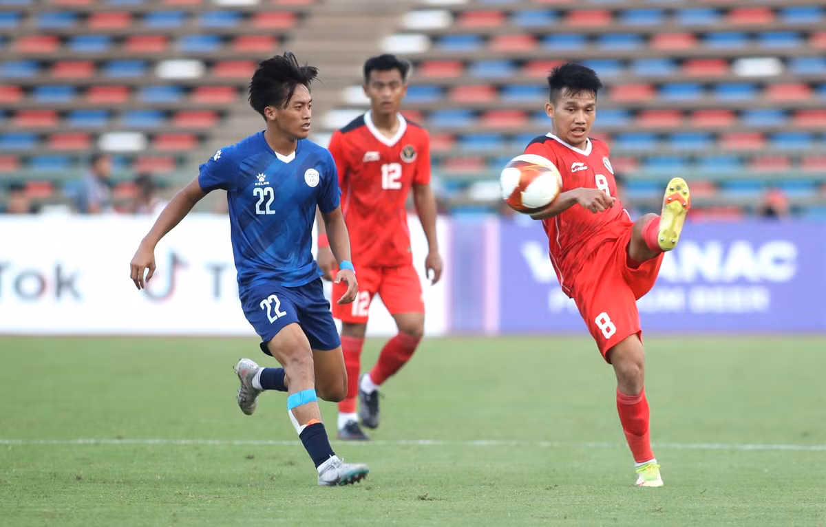 Với "vốn liếng" là bàn mở tỷ số trong hiệp 2, U22 Indonesia tiếp tục nhập cuộc chủ động trong hiệp 2. Ngay phút 47, Fajar đã tung cú sút đưa bóng đi chệch khung thành U22 Philippines. Chỉ 5 phút sau đến lượt số 7 Fendinan tung cú dứt điểm nhưng bóng đi vọt xà khung thành Philippines.