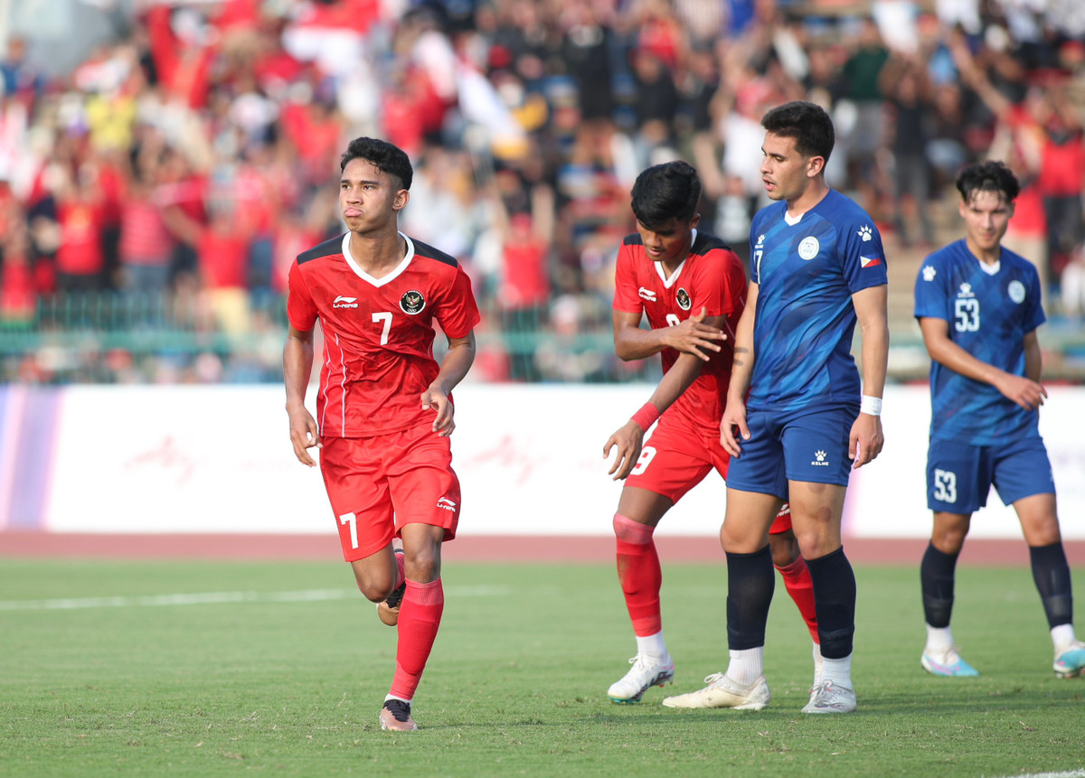 Thoát bàn thua trong gang tấc, cuối cùng U22 Indonesia cũng có được điều mình cần đó là bàn thắng khai thông thế bế tắc. Điều đặc biệt là người đem về bàn thắng khai thông thế bế tắc cho U22 Indonesia cũng là một cầu thủ mang áo số 7, đó là Marselino Ferdinan. Cầu thủ sinh năm 2004 có cú dứt điểm bóng sống 1 chạm từ đường chuyền của đồng đội để đánh bại thủ thành U22 Philippines.