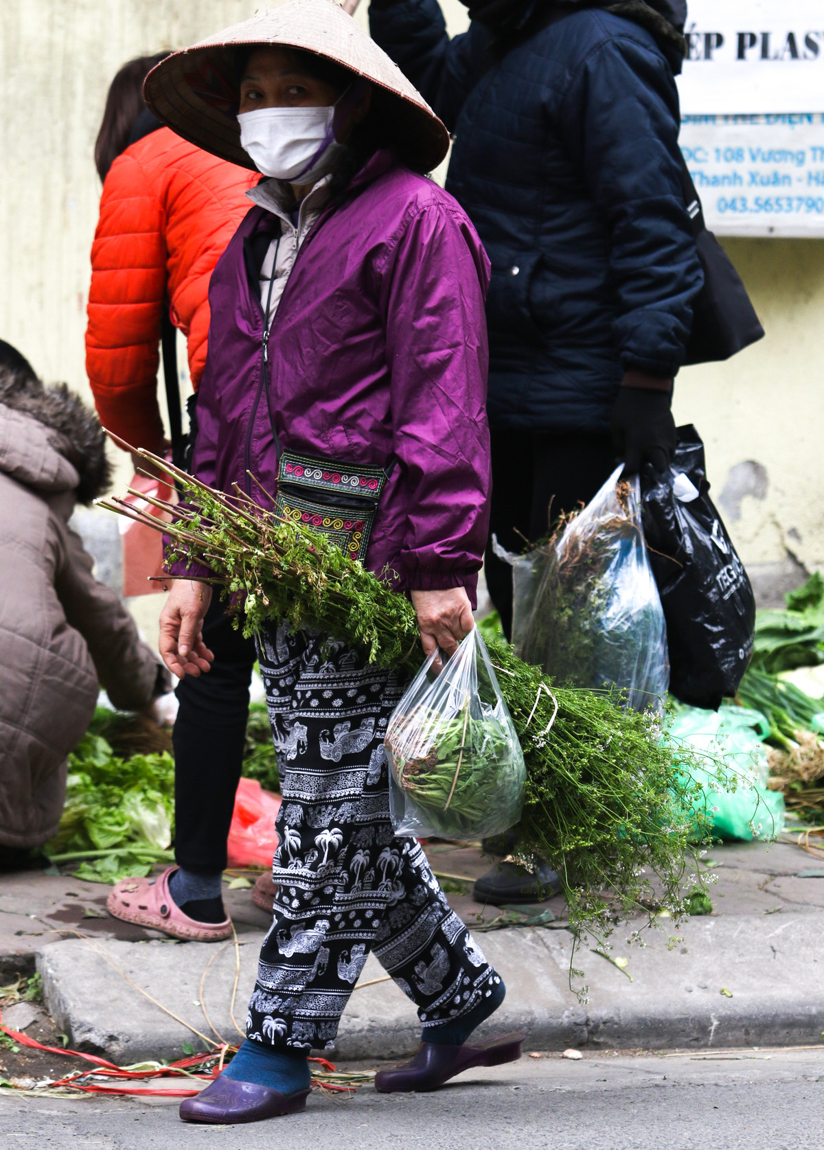 Lá mùi dùng để tắm thường là lá mùi già, có hoa, lác đác những trái nhỏ, thân chuyển từ màu xanh sang nâu tía.