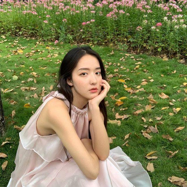 Trọng Cầu Cầu, hiện đang sinh sống ở Quảng Châu, Trung Quốc. Ngay sau khi bị chìm đắm vào trong nhan sắc của hot girl bóng rổ này, cư dân mạng đã nhanh chóng truy cập vào Weibo của cô nàng.