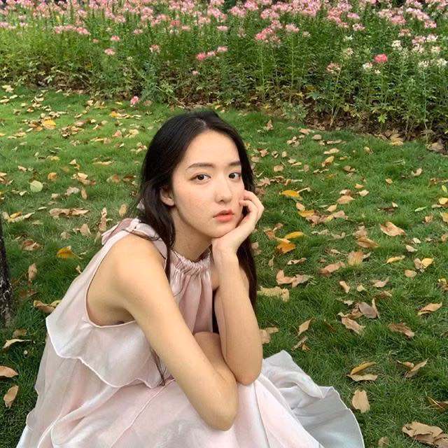 Trọng Cầu Cầu, hiện đang sinh sống ở Quảng Châu, Trung Quốc. Ngay sau khi bị chìm đắm vào trong nhan sắc của hot girl bóng rổ này, cư dân mạng đã nhanh chóng truy cập vào Weibo của cô nàng.