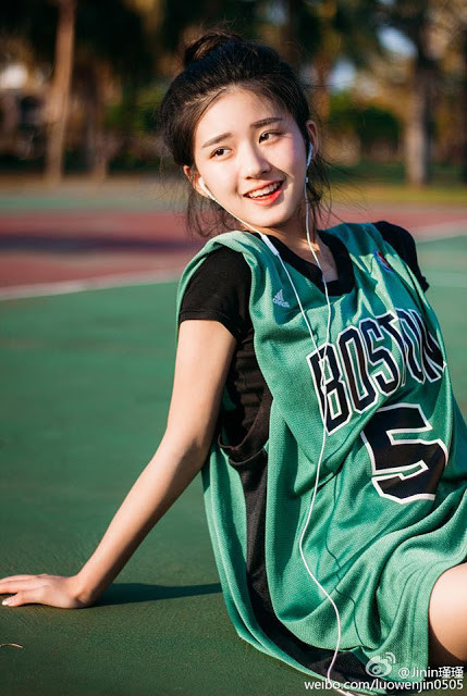 Từ làn da trắng đến đôi mắt phượng, từ thân hình mảnh dẻ đến mái tóc búi củ tỏi của Jinin đều toát ra khí chất, cốt cách nữ tính nhẹ nhàng.