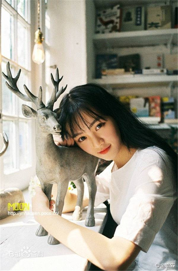 Với mái tóc dài thướt tha, khí chất dịu dàng, Hoàng Xán Xán thậm chí được ví như tiên tử, như nữ thần bước ra từ truyện tranh. Gương mặt thuần thiết, trong trẻo và nét đẹp ngây thơ, băng thanh ngọc khiết là những gì người ta nhớ về người gốc Vũ Hán.