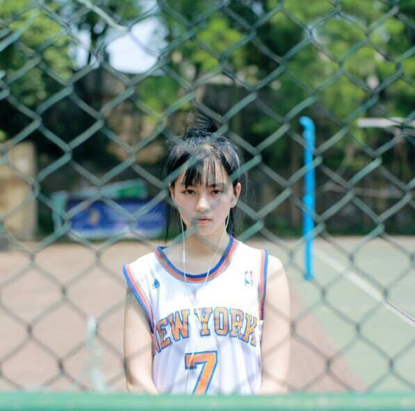 Năm 2013, Hoàng Xán Xán (sinh năm 1995) bất ngờ trở thành hiện tượng mạng khi loạt ảnh khoe vẻ xinh xắn, trong trẻo được lan truyền.