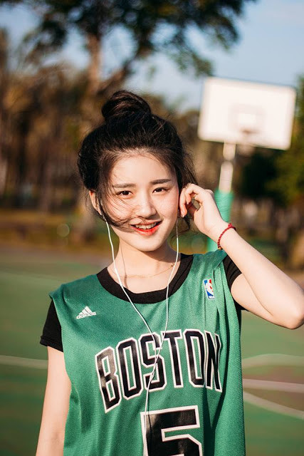 Jinin gây ấn tượng với nhan sắc xinh đẹp và là một minh chứng cho thấy đã đẹp thì chẳng cần filter vẫn đẹp, bất chấp luôn camera thường. Cô nàng sinh năm 1997, đến từ quận Vạn Châu, thành phố Trùng Khánh (Trung Quốc).