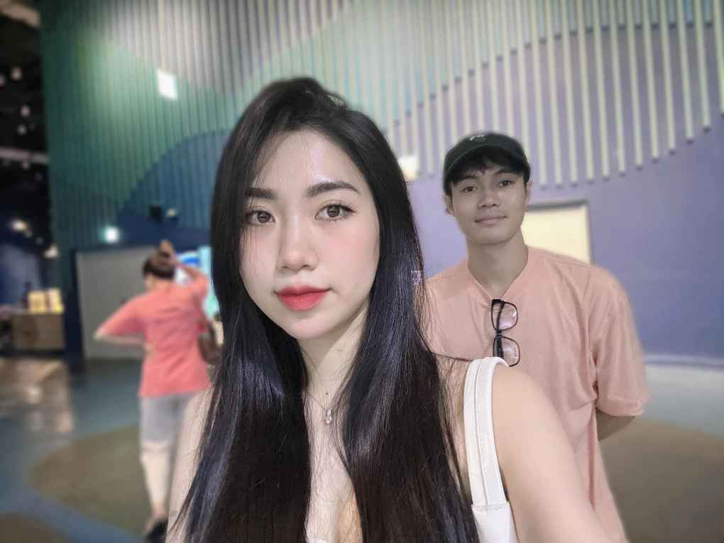 Nguyễn Nụ (SN 1997) kém tiền đạo Nguyễn Văn Toàn một tuổi. Cô được khen xinh như hot girl với gương mặt bầu bĩnh, nước da trắng cùng vóc dáng gợi cảm.