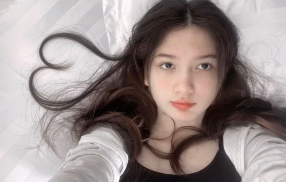 Dù không phải KOL (người có sức ảnh hưởng), Thanh Giang vẫn có lượt theo dõi trang cá nhân khá lớn, cụ thể là 32.000 trên Facebook và hơn 21.000 tại Instagram. Tại đây, em gái Văn Lâm không ngại khoe vóc dáng thon gọn, thanh mảnh qua những trang phục trẻ trung, năng động, đôi khi không kém phần gợi cảm.