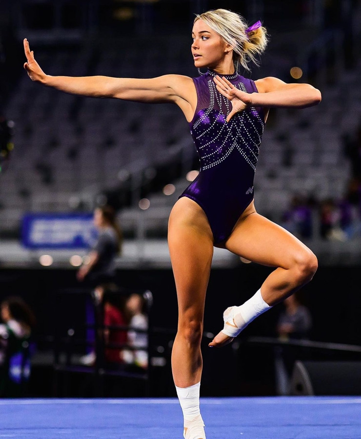 Olivia Dunne (sinh năm 2001) là nữ VĐV thể dục dụng cụ người Mỹ nổi tiếng trên mạng xã hội nhờ sở hữu nhan sắc và body nóng bỏng.