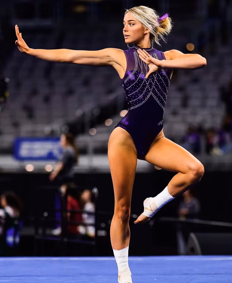 Olivia Dunne (sinh năm 2001) là nữ VĐV thể dục dụng cụ người Mỹ nổi tiếng trên mạng xã hội nhờ sở hữu nhan sắc và body nóng bỏng.