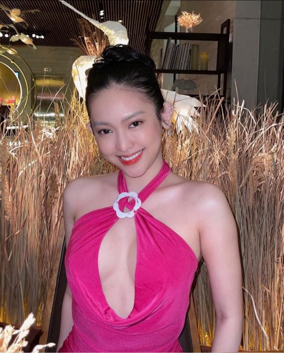 Thúy Vi hạn chế chia sẻ cuộc sống đời tư mà dành thời gian cho bản thân, đọc sách, nấu ăn.