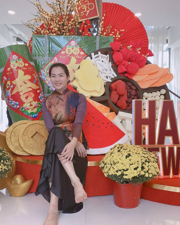 Trong ảnh, Thúy Kiều diện áo dài cách tân, tóc buộc thấp dịu dàng. Dù chỉ trang điểm nhẹ nhàng nhưng trợ lý "nữ hoàng nội y" vẫn đằm thắm.