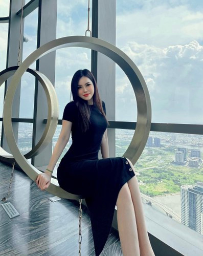 Mỗi khi xuất hiện tại một địa điểm hay tại những khoảnh khắc đời thường, cựu người mẫu đều "dát" lên người cả cây hàng hiệu từ những "nhà mốt" xa xỉ trên toàn thế giới.