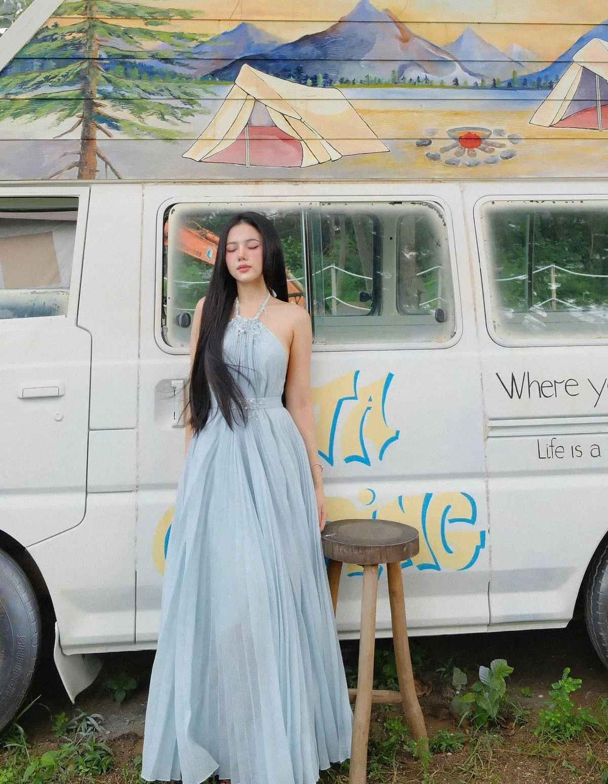 Không những vậy, Xemesis và bạn gái mới còn có những caption khá ăn ý. Theo đó, Bò Chảnh viết: “Dù sau này cậu có là cá thì tớ vẫn sẽ chiên cậu lên” và đính kèm icon trái tim đỏ chót. Còn Xemesis hài hữo viết:“35 năm mới bắt được 1 con cá. Không biết size này tính không nữa".