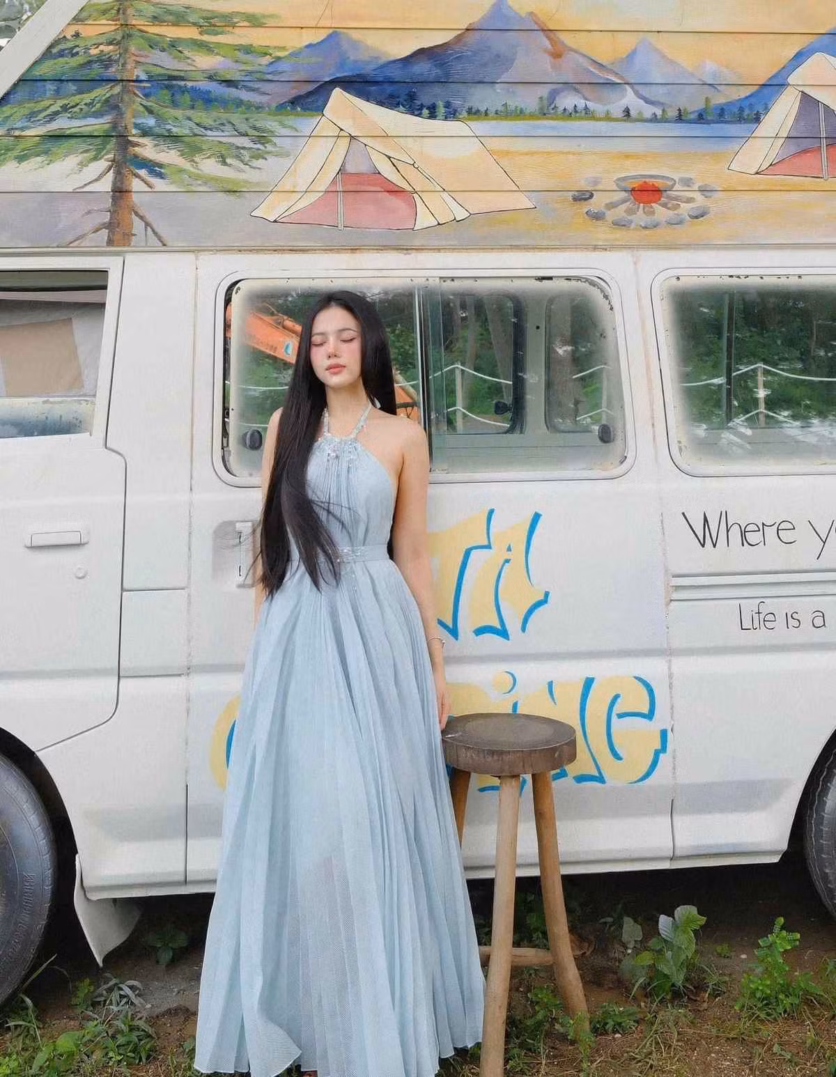 Không những vậy, Xemesis và bạn gái mới còn có những caption khá ăn ý. Theo đó, Bò Chảnh viết: “Dù sau này cậu có là cá thì tớ vẫn sẽ chiên cậu lên” và đính kèm icon trái tim đỏ chót. Còn Xemesis hài hữo viết:“35 năm mới bắt được 1 con cá. Không biết size này tính không nữa".