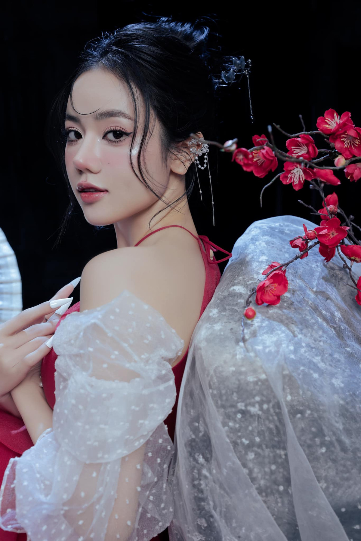 Ý Nhi là cựu học sinh ở một trường Chuyên nổi tiếng ở tỉnh Phú Yên. Với học vấn khủng, bạn gái tin đồn của Xemesis còn khiến cộng đồng mạng bất ngờ hơn khi vừa trở thành tân sinh viên của một ngôi trường danh giá bậc nhất - Trường Đại học Khoa học Xã hội và Nhân văn - Đại học Quốc gia TPHCM.