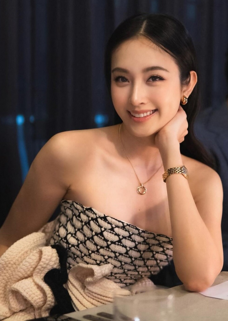 Mới đây, "nữ hoàng chuyển giới" tiếp tục gây sốt khi tham dự một sự kiện tại Bangkok. Ngay khi những hình ảnh của cô tại sự kiện được tung ra lập tức trở thành tâm điểm của cư dân mạng và nhận được vô số lượt yêu thích và tương tác.