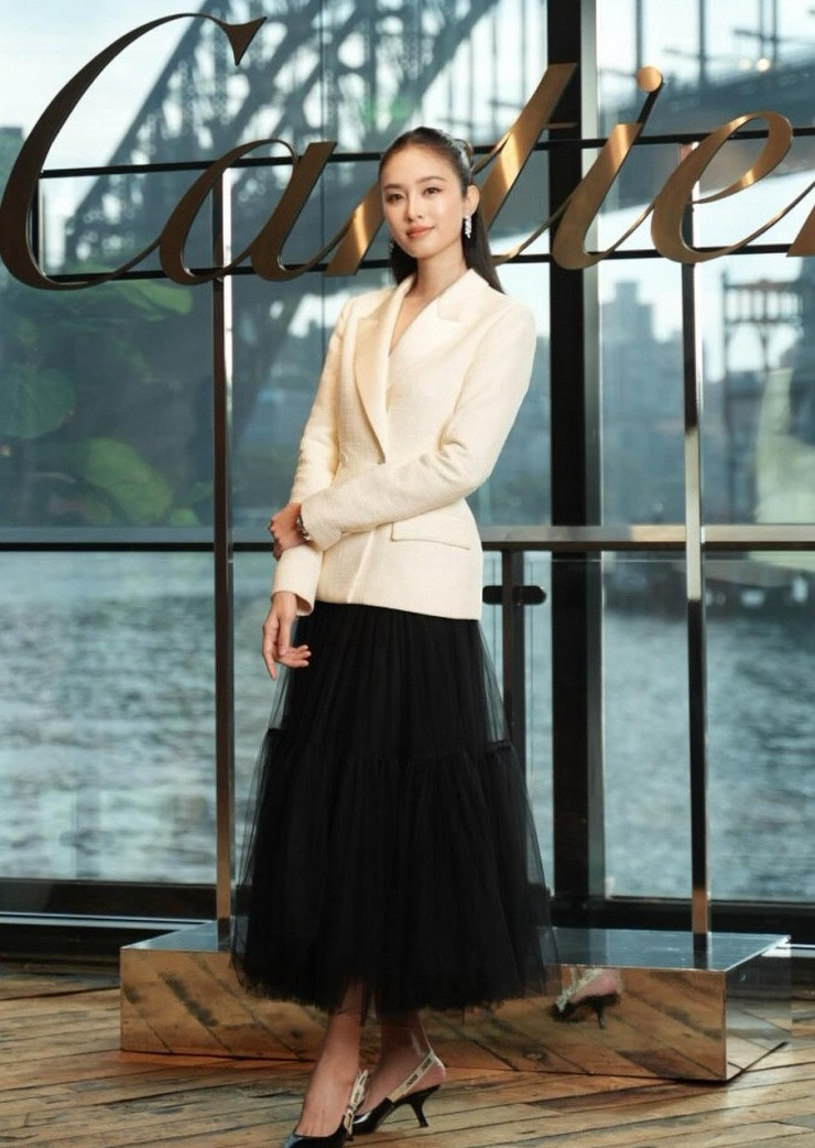 Bên cạnh nhan sắc xinh đẹp và cực trẻ trung, mỹ nhân chuyển giới còn khiến người người hâm mộ không khỏi trầm trồ bởi trang phục khoe hình thể quyến rũ.