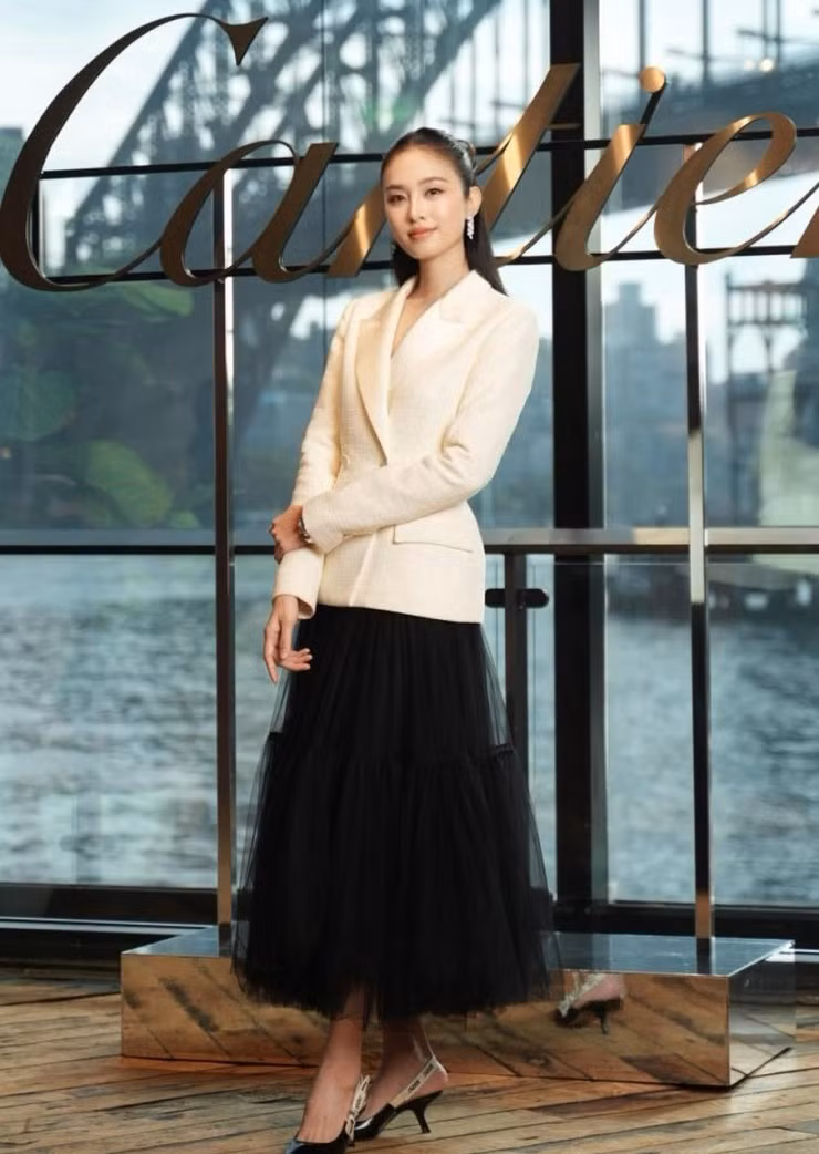 Bên cạnh nhan sắc xinh đẹp và cực trẻ trung, mỹ nhân chuyển giới còn khiến người người hâm mộ không khỏi trầm trồ bởi trang phục khoe hình thể quyến rũ.