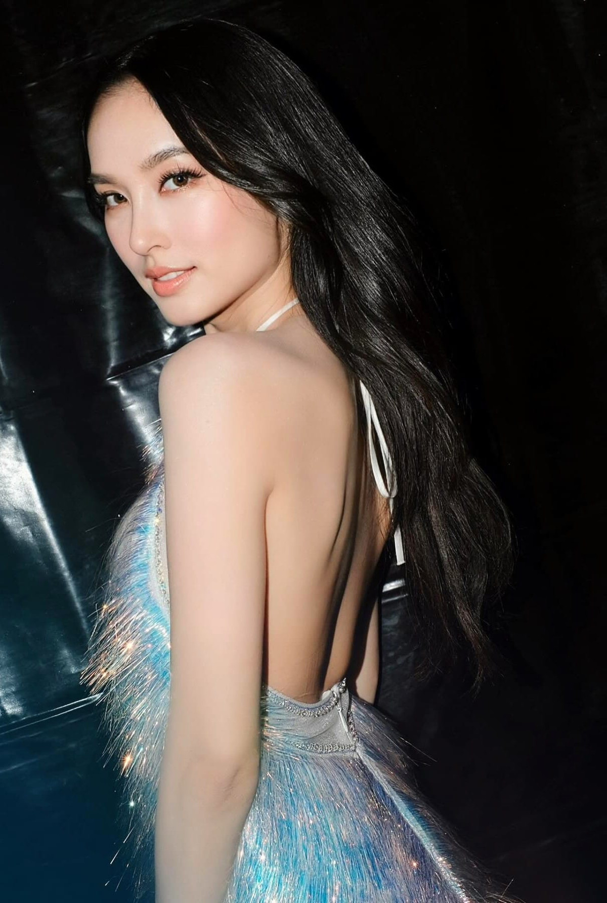 Trái ngược với trên thảm đỏ, ngoài đời Nong Poy lại có phong cách diện đồ khá giản dị và nữ tính. Cô thường chọn những thiết kế năng động, dễ phối đồ như áo sơ mi, áo thun, quần jogger và quần ống rộng.