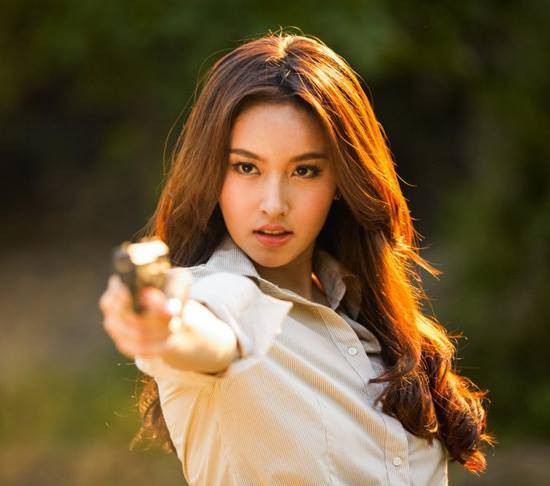 Mặc dù lựa chọn những trang phục đơn giản nhưng Nong Poy lại có những cách phối đồ giúp vẻ ngoài trẻ trung hơn tuổi thật.