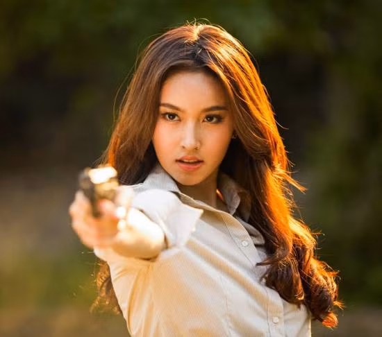 Mặc dù lựa chọn những trang phục đơn giản nhưng Nong Poy lại có những cách phối đồ giúp vẻ ngoài trẻ trung hơn tuổi thật.