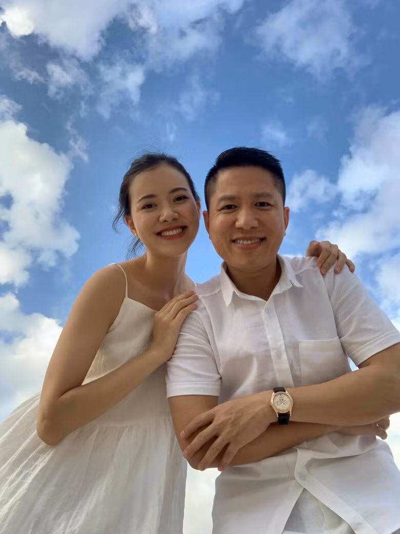 Nam doanh nhân cho biết anh bị "trúng tiếng sét" từ lần đầu gặp Hà Thanh Vân vì nụ cười dễ mến, lối ăn nói thông minh, ứng xử khéo và gương mặt phúc hậu.