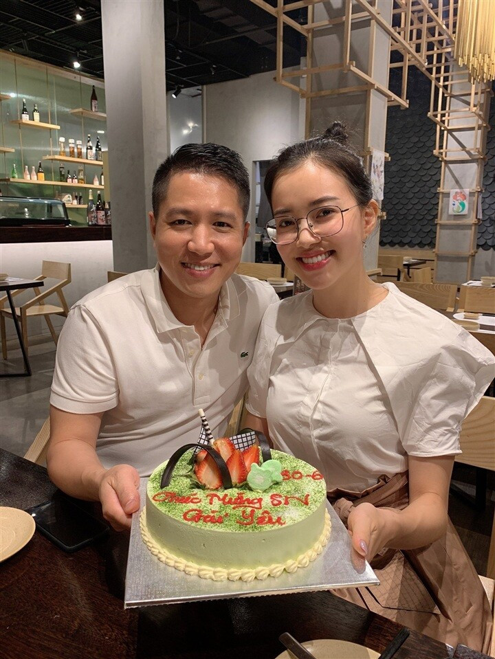 Từ phía Hà Thanh Vân, cô từng có cảm giác khó chịu, dè chừng khi bị vị CEO giàu có hơn mình 12 tuổi "tấn công" mạnh mẽ và dồn dập. Người đẹp đã 2 lần từ chối tình cảm của "tổng tài", nhưng sau những lần ấy anh càng theo đuổi, bày tỏ sự quan tâm nhiều hơn với cô.