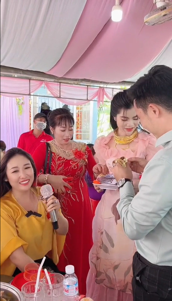 Trong đám cưới lần này, nữ đại gia Bạc Liêu cùng chồng tới tham dự chúc phúc cho đôi bạn trẻ. Điều đáng nói, dù chia sẻ với cháu gái “dì dượng chẳng có gì tặng cho cháu” nhưng Huỳnh Như cùng chồng đã chơi lớn bằng cách cho ngay cô dâu 2 cây vàng.