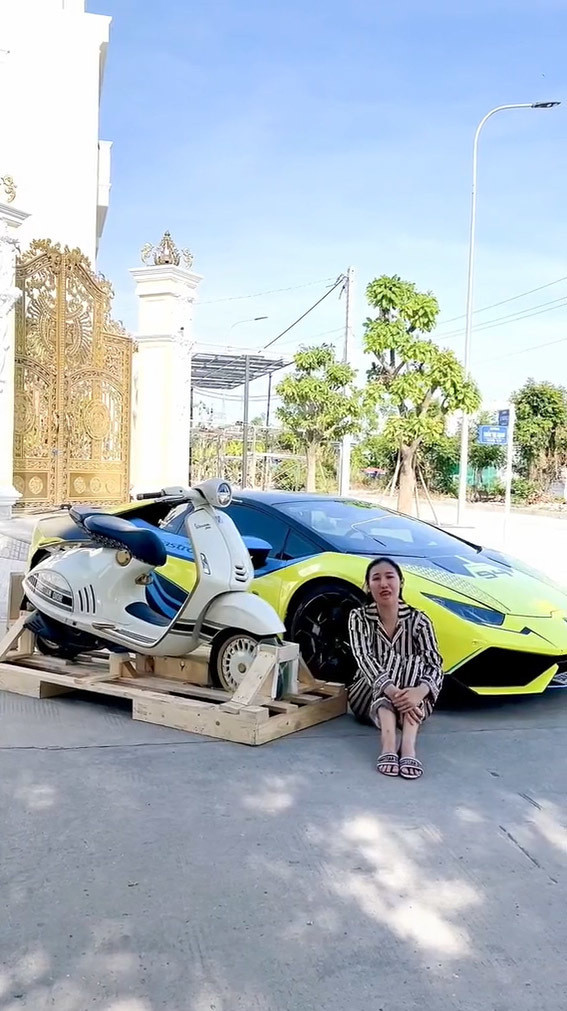 Khi được tặng quà lớn, cô dâu không khỏi vui mừng, liên tục cảm ơn dì dượng.