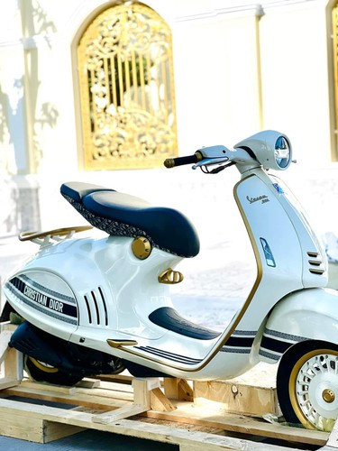 Được biết, Huỳnh Như cũng là nhân vật mới nổi gần đây khi tậu được Vespa 946 Christian Dior với giá lên tới 1,6 tỉ đồng. Ngoài là chủ nhân của chiếc xe đình đám này, cô còn sở hữu loạt mô tô với giá khủng như: BMW S1000RR, xe sang Mercedes-Benz, siêu xe Lamborghini Huracan LP610-4, Honda CB1000R…