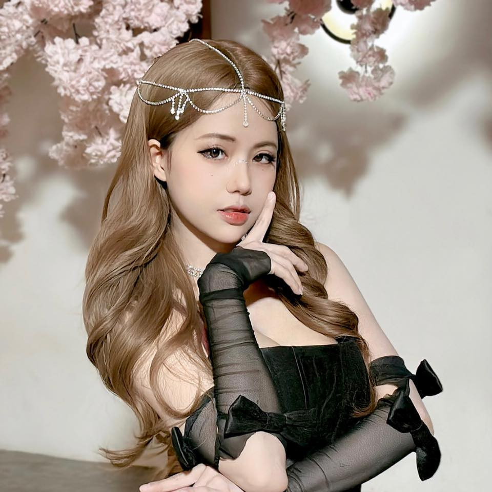 Yugi thậm chí còn thể hiện quan điểm tích cực, đôi khi là lầy lội, pha trò theo những lời chỉ trích về trang phục gợi cảm của mình.