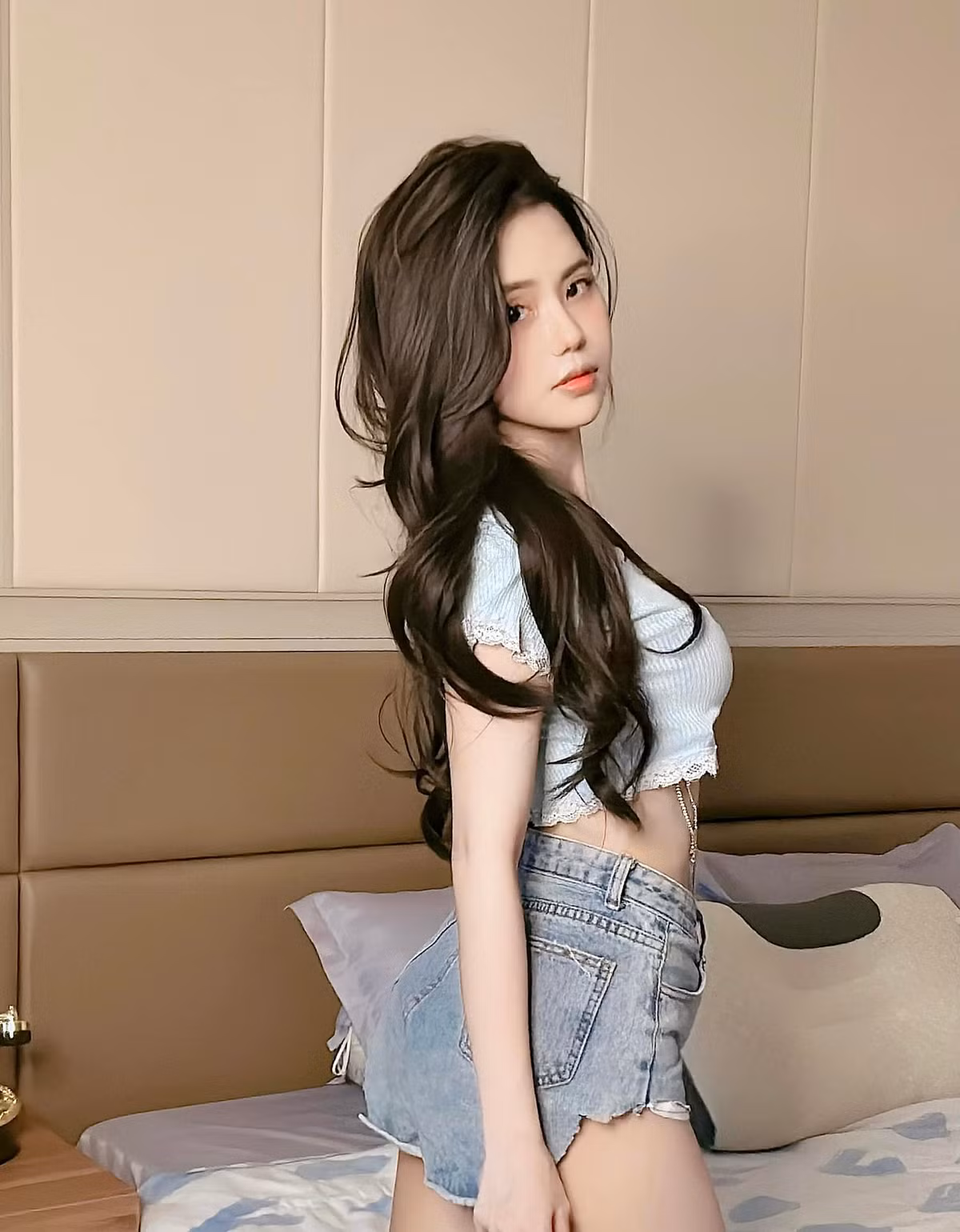 Đặc biệt những bức ảnh cosplay của Yugi khoe triệt để những điểm mạnh bản thân như làn da trắng, body đâu ra đấy và gương mặt đẹp.